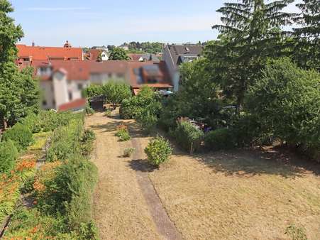Blick in den großen Garten - Zweifamilienhaus in 76646 Bruchsal mit 178m² kaufen