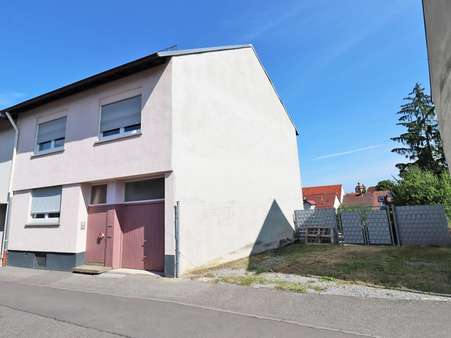 Vorderseite Haus und Grundstück - Zweifamilienhaus in 76646 Bruchsal mit 178m² kaufen