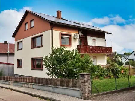 Freistehendes Zweifamilienhaus in Gochsheim!