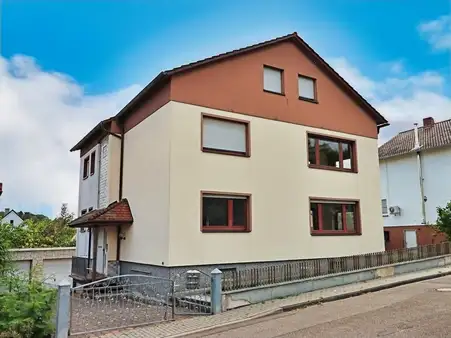Freistehendes Zweifamilienhaus in Gochsheim!