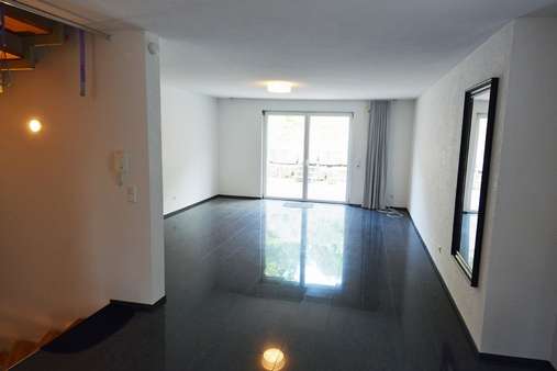 Wohnzimmer mit Blick zur Terrasse - Reihenendhaus in 75038 Oberderdingen mit 180m² kaufen