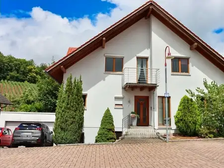 Einfamilienhaus mit Einliegerwohnung in exponierter Höhenlage von Östringen, OT Tiefenbach!