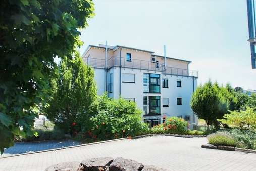 Rückansicht Gebäude Rückansicht Gebäude - Erdgeschosswohnung in 75015 Bretten mit 96m² kaufen