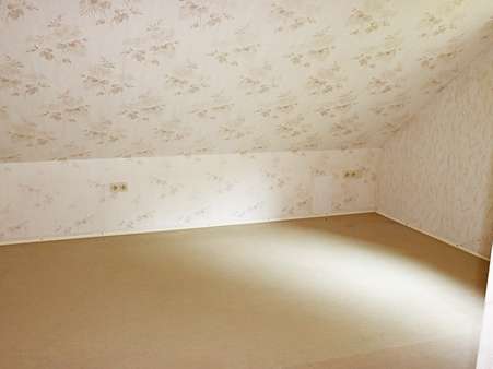 Blick ins Schlafzimmer Blick ins Schlafzimmer - Dachgeschosswohnung in 76684 Östringen mit 69m² kaufen