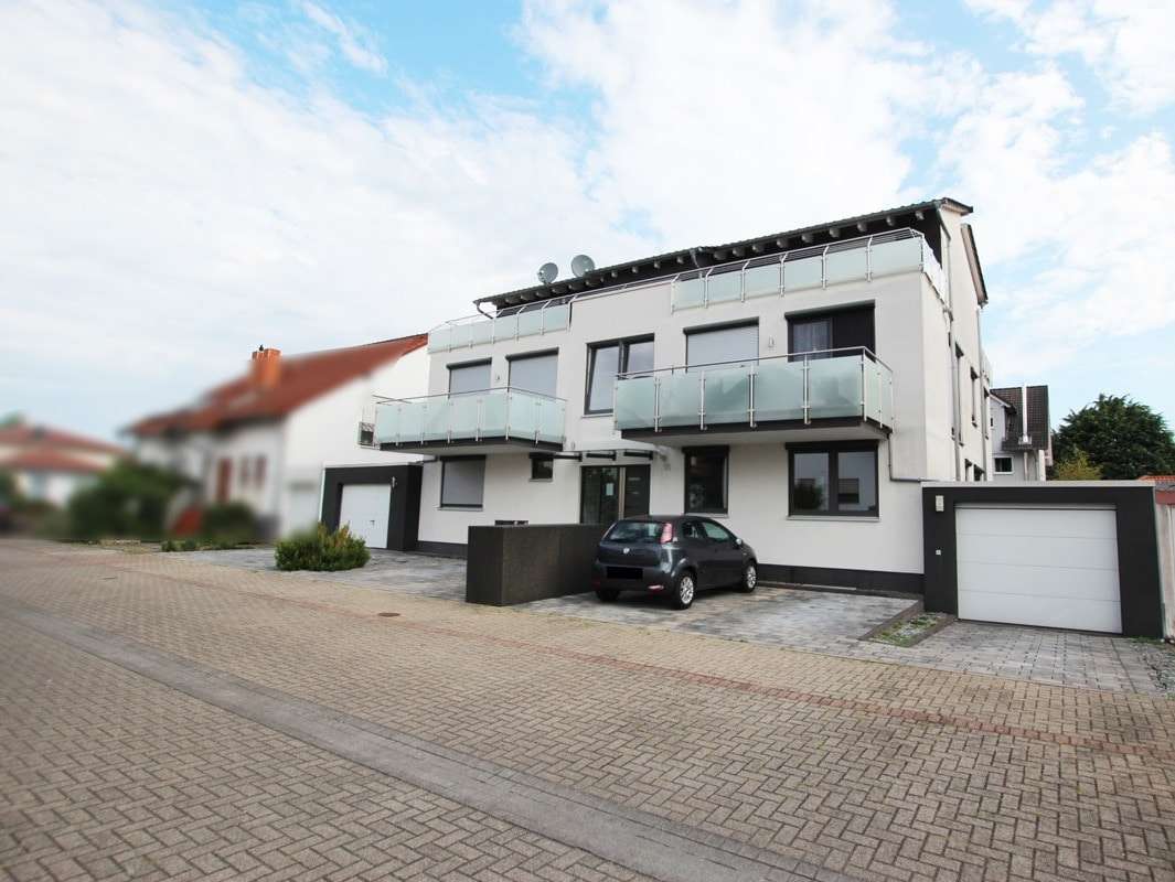 Straßenansicht von rechts Straßenansicht von rechts - Maisonette-Wohnung in 76689 Karlsdorf-Neuthard mit 73m² kaufen