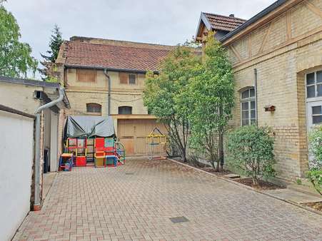 Hof und ehemaliges Wirtschaftsgebäude Hof und ehemaliges Wirtschaftsgebäude - Mehrfamilienhaus in 76646 Bruchsal mit 489m² kaufen
