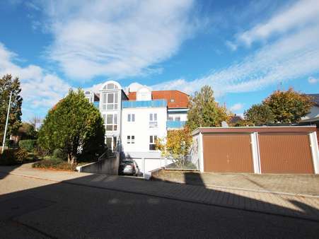 Ansicht mit Garagen Ansicht mit Garagen - Erdgeschosswohnung in 75015 Bretten mit 82m² kaufen