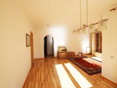 Blick vom Esszimmer zum Wohnzimmer Blick vom Esszimmer zum Wohnzimmer - Erdgeschosswohnung in 75015 Bretten mit 82m² kaufen