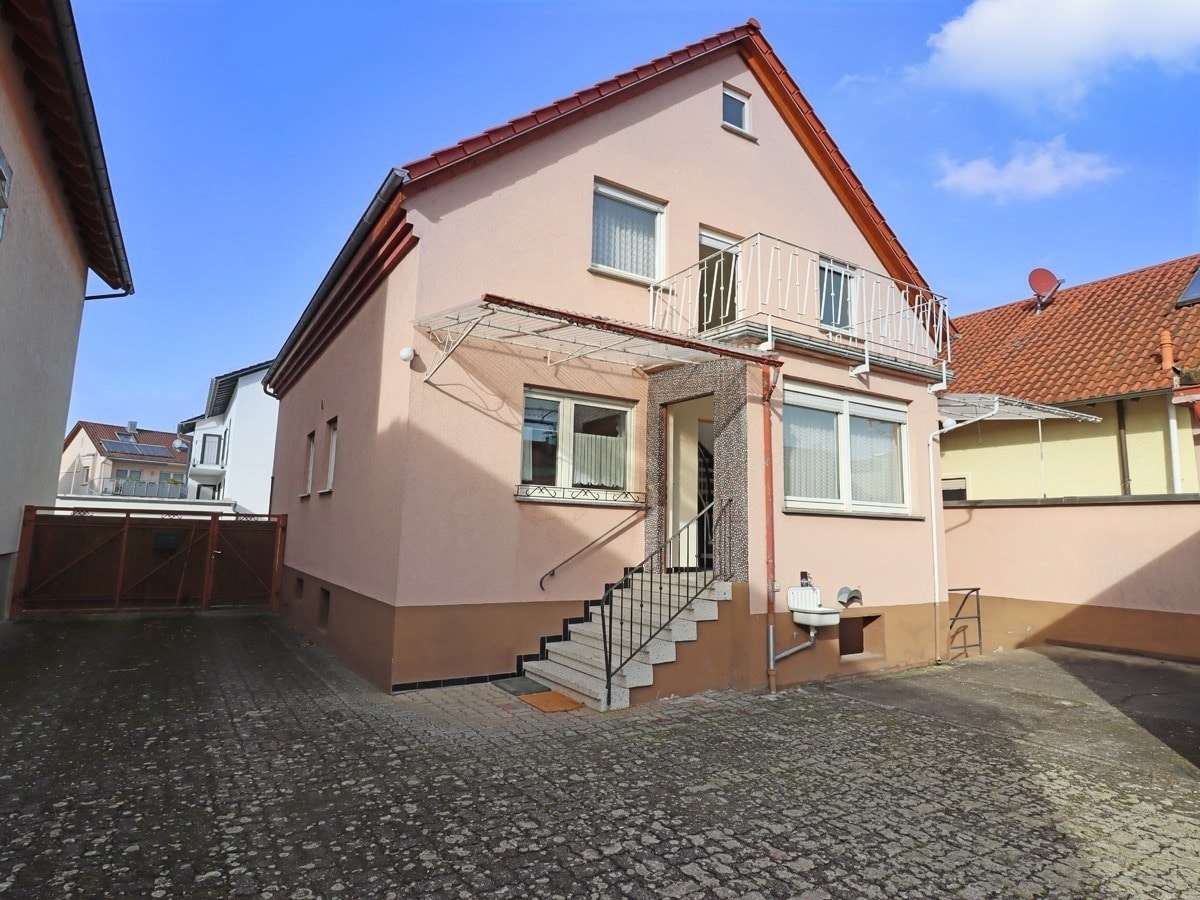 Blick auf das Haus - Hofseite - Einfamilienhaus in 76698 Ubstadt-Weiher mit 145m² kaufen