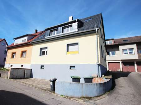 Straßenansicht mit Stellplatz - Doppelhaushälfte in 75045 Walzbachtal mit 135m² kaufen