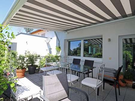 Terrasse mit Markise Terrasse mit Markise - Einfamilienhaus in 69254 Malsch mit 320m² kaufen