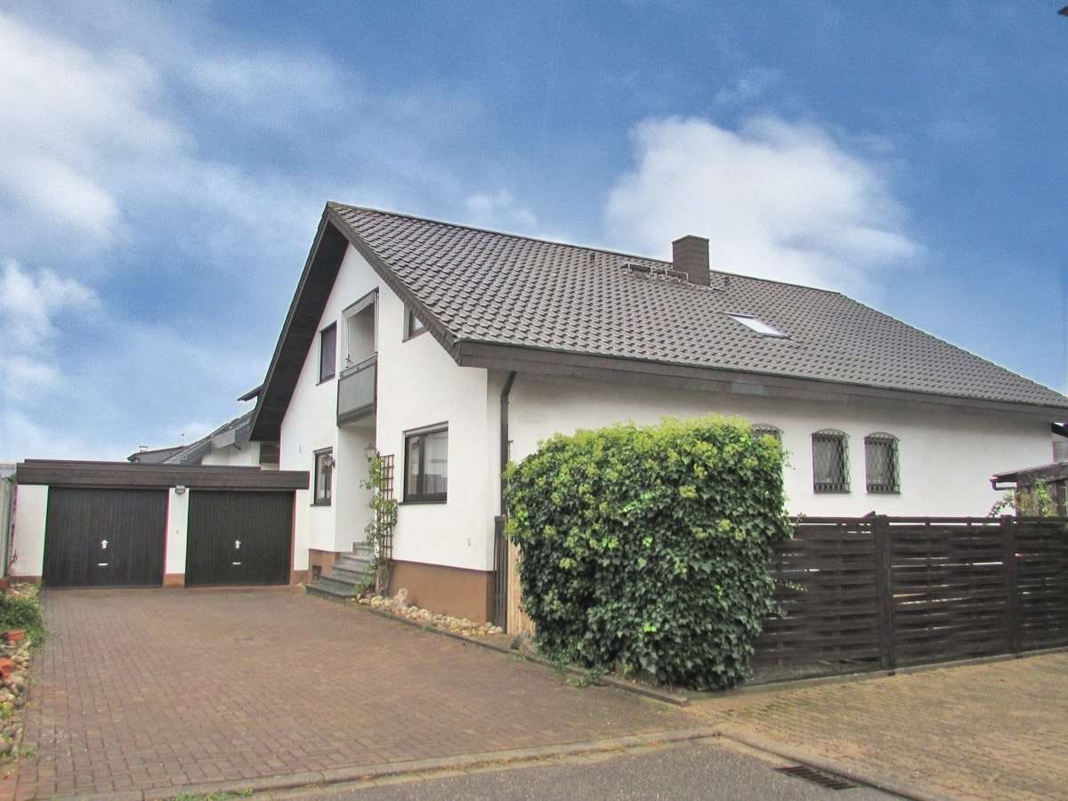 Blick auf das Haus - Einfamilienhaus in 68753 Waghäusel mit 200m² kaufen