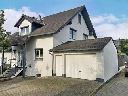 Vorderansicht mit Garage Vorderansicht mit Garage - Doppelhaushälfte in 76669 Bad Schönborn mit 167m² kaufen