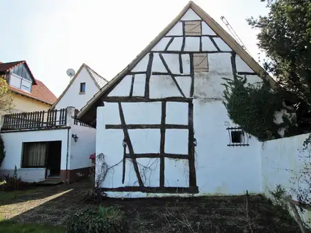 Einfamilienhaus mit Nebengebäude in Gochsheim!