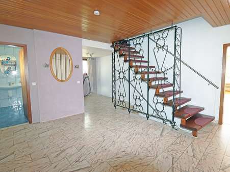 Diele mit Treppenaufgang - Einfamilienhaus in 76646 Bruchsal mit 235m² kaufen