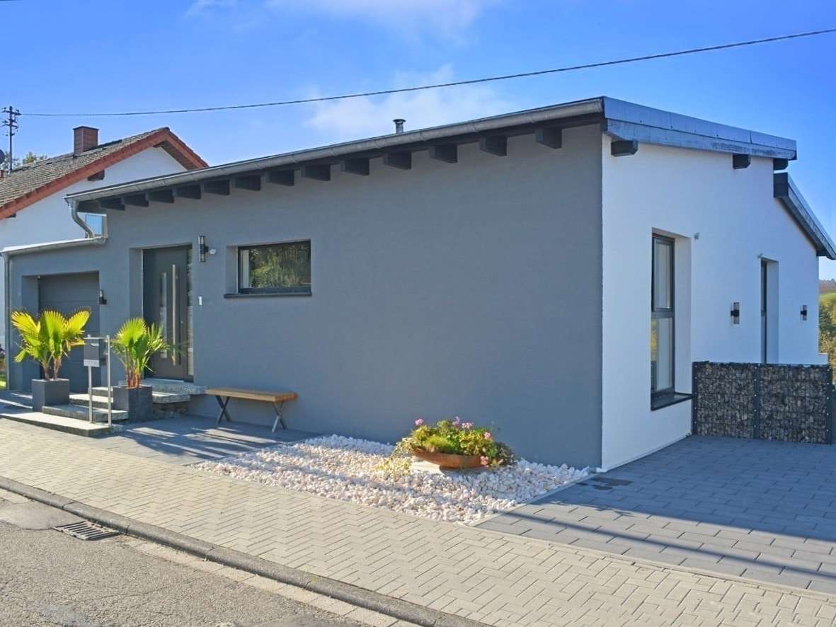 Blick auf das Haus - Einfamilienhaus in 74924 Neckarbischofsheim mit 180m² kaufen