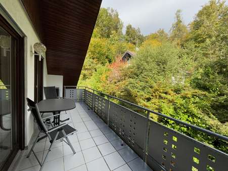 Balkon mit Blick ins Grüne - Doppelhaushälfte in 77728 Oppenau mit 156m² kaufen