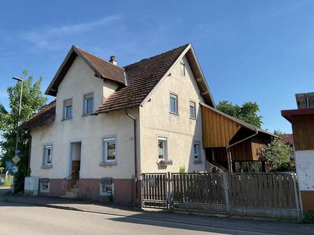 Vorderseite Wohnhaus mit Hauseingang Vorderseite Wohnhaus mit Hauseingang - Einfamilienhaus in 77963 Schwanau mit 84m² kaufen