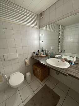 Badezimmer mit Waschbecken und WC sowie ... - Etagenwohnung in 77654 Offenburg mit 66m² kaufen