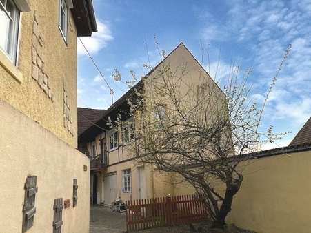 Hofzufahrt - Einfamilienhaus in 77948 Friesenheim mit 205m² kaufen