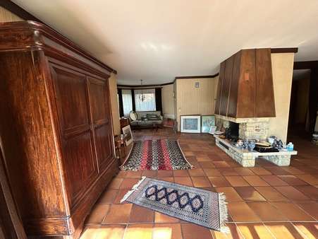 Wohnzimmer im Erdgeschoss mit offenen Kamin und... - Mehrfamilienhaus in 77736 Zell mit 361m² kaufen