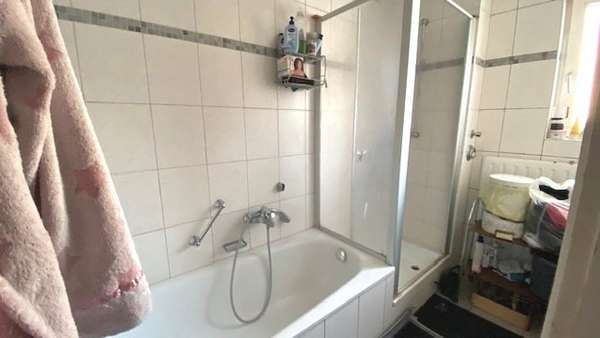 Bad mit Wanne und Dusche im Erdgeschoss - Zweifamilienhaus in 77704 Oberkirch mit 200m² kaufen