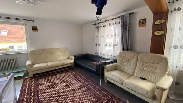 Wohnzimmer im Erdgeschoss - Zweifamilienhaus in 77704 Oberkirch mit 200m² kaufen