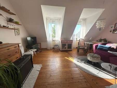 Wohnzimmer - Dachgeschosswohnung in 77652 Offenburg mit 73m² kaufen
