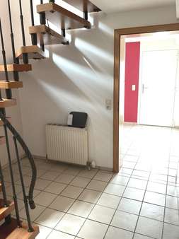 Treppenaufgang in das Erdgeschoss - Reihenendhaus in 77960 Seelbach mit 110m² kaufen