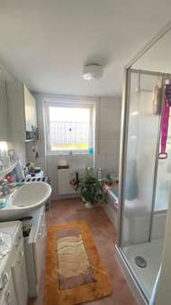 Bad mit Dusche und Badewanne Bad mit Dusche und Badewanne - Etagenwohnung in 77704 Oberkirch mit 83m² kaufen