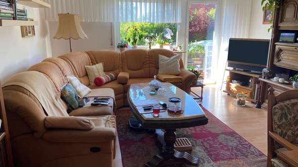 Wohnzimmer mit Ausgang zum Balkon Wohnzimmer mit Ausgang zum Balkon - Etagenwohnung in 77704 Oberkirch mit 83m² kaufen