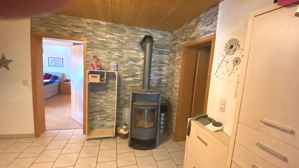 Eingangsbereich mit Schwedenofen Eingangsbereich mit Schwedenofen - Etagenwohnung in 77740 Bad Peterstal-Griesbach mit 91m² kaufen