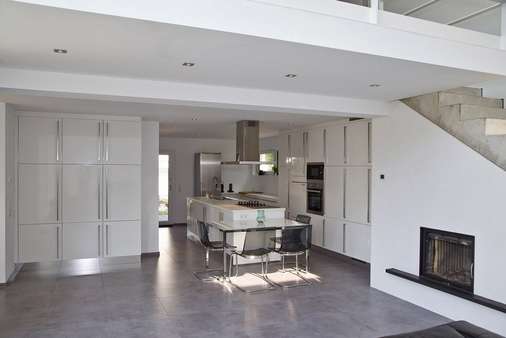 Blick vom Wohnzimmer auf den Essbereich und die offene Designküche Blick vom Wohnzimmer auf den Essbereich und die offene Designküche - Einfamilienhaus in 77694 Kehl mit 237m² kaufen