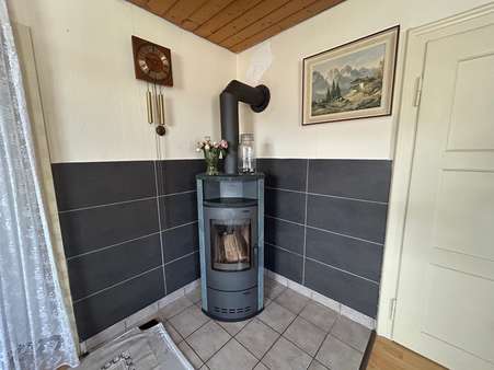 Wohnzimmer im Obergeschoss mit Schwedenofen Wohnzimmer im Obergeschoss mit Schwedenofen - Doppelhaushälfte in 77797 Ohlsbach mit 183m² kaufen