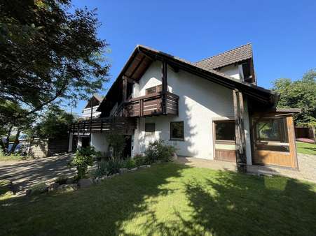 Eingangsbereich mit Doppelgarage und Garten. Eingangsbereich mit Doppelgarage und Garten. - Zweifamilienhaus in 77749 Hohberg mit 220m² kaufen