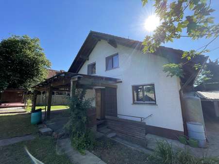 Rückseite mit überdachter Terrasse Rückseite mit überdachter Terrasse - Zweifamilienhaus in 77749 Hohberg mit 220m² kaufen