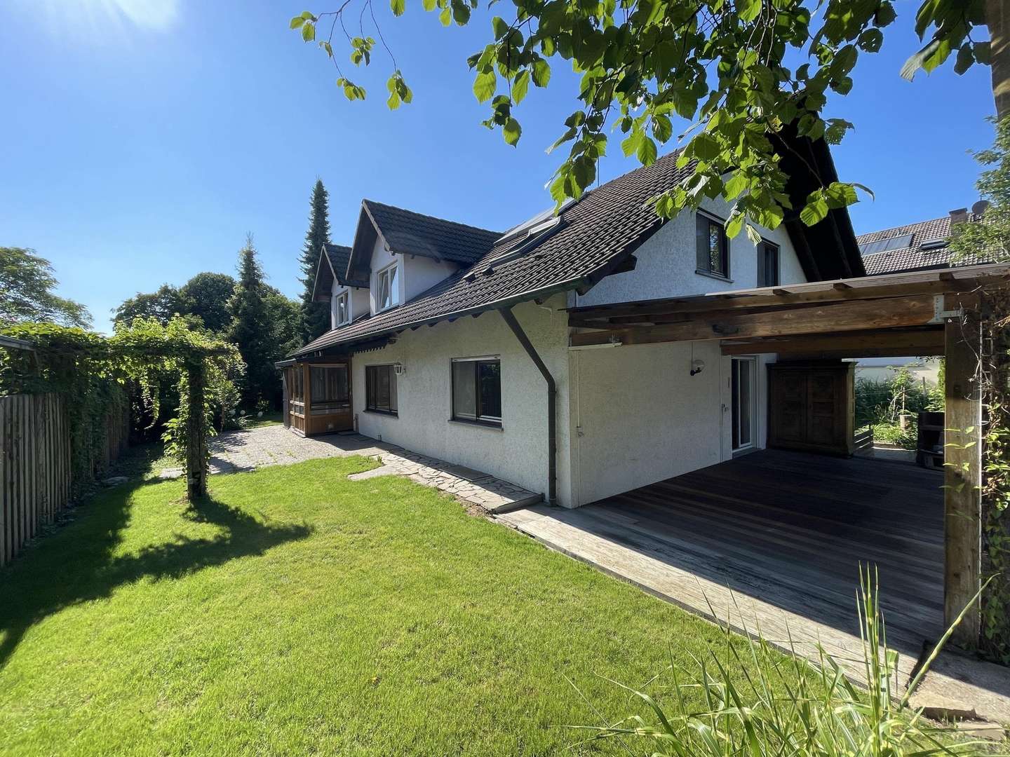 Seitenansicht und Garten Seitenansicht und Garten - Zweifamilienhaus in 77749 Hohberg mit 220m² kaufen