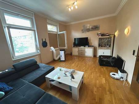 Wohnzimmer - Etagenwohnung in 77652 Offenburg mit 75m² kaufen