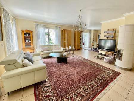 hell und freundlich: das Wohnzimmer mit Schwedenofen - Villa in 77656 Offenburg mit 203m² kaufen