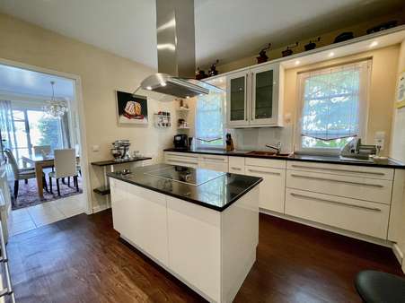 hochwertige Einbauküche mit viel Platz - angegliedert sind Kühl- u. Vorratsraum - Villa in 77656 Offenburg mit 203m² kaufen
