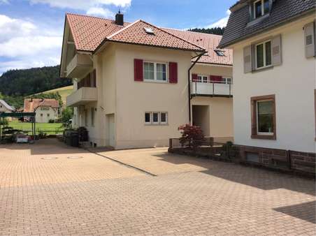 Parkplätze im Hof auf der Rückseite - Mehrfamilienhaus in 77740 Bad Peterstal-Griesbach mit 126m² kaufen