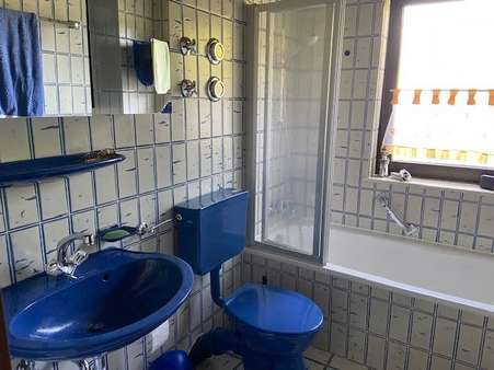 Tageslichtbad mit Waschbecken, Duschwanne und WC - Dachgeschosswohnung in 77728 Oppenau mit 57m² kaufen