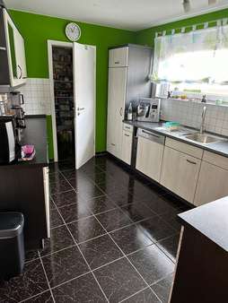 Küche mit Einbauküche und Abstellraum - Doppelhaushälfte in 77743 Neuried mit 166m² kaufen