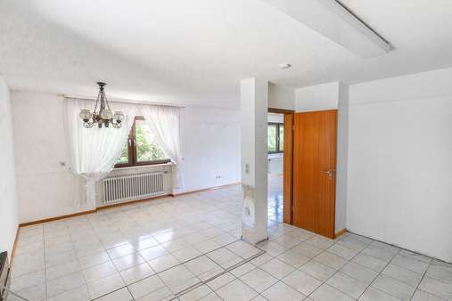 Erdgeschoss: Blick aus der offenen Küche zum Essbereich - Zweifamilienhaus in 77704 Oberkirch mit 276m² kaufen