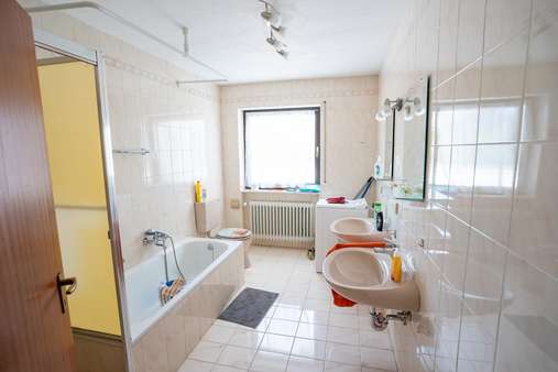 Erdgeschoss: Tageslichtbad - Zweifamilienhaus in 77704 Oberkirch mit 276m² kaufen