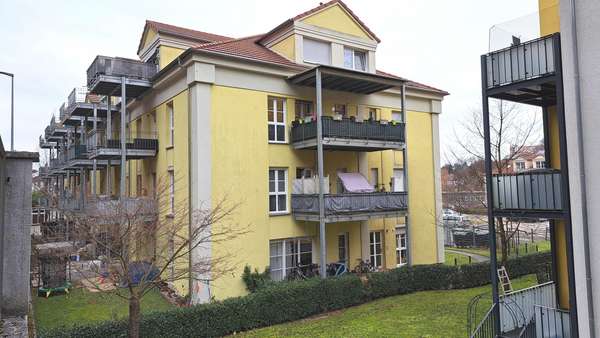 Rückseite mit Terrasse - Erdgeschosswohnung in 77933 Lahr mit 80m² kaufen