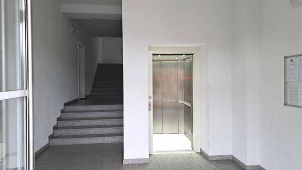 Treppenhaus mit Aufzug - Erdgeschosswohnung in 77933 Lahr mit 80m² kaufen