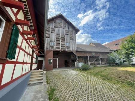 Blick Innenhof Tabakschopf und Ökonomiegebäude - Einfamilienhaus in 77866 Rheinau mit 130m² kaufen