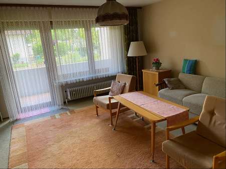 Wohnzimmer mit Ausgang Balkon - Etagenwohnung in 77723 Gengenbach mit 67m² kaufen