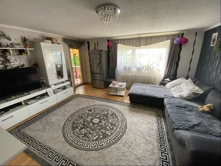 Wohnzimmer mit Ausgang Balkon Wohnzimmer mit Ausgang Balkon - Dachgeschosswohnung in 77694 Kehl mit 87m² kaufen